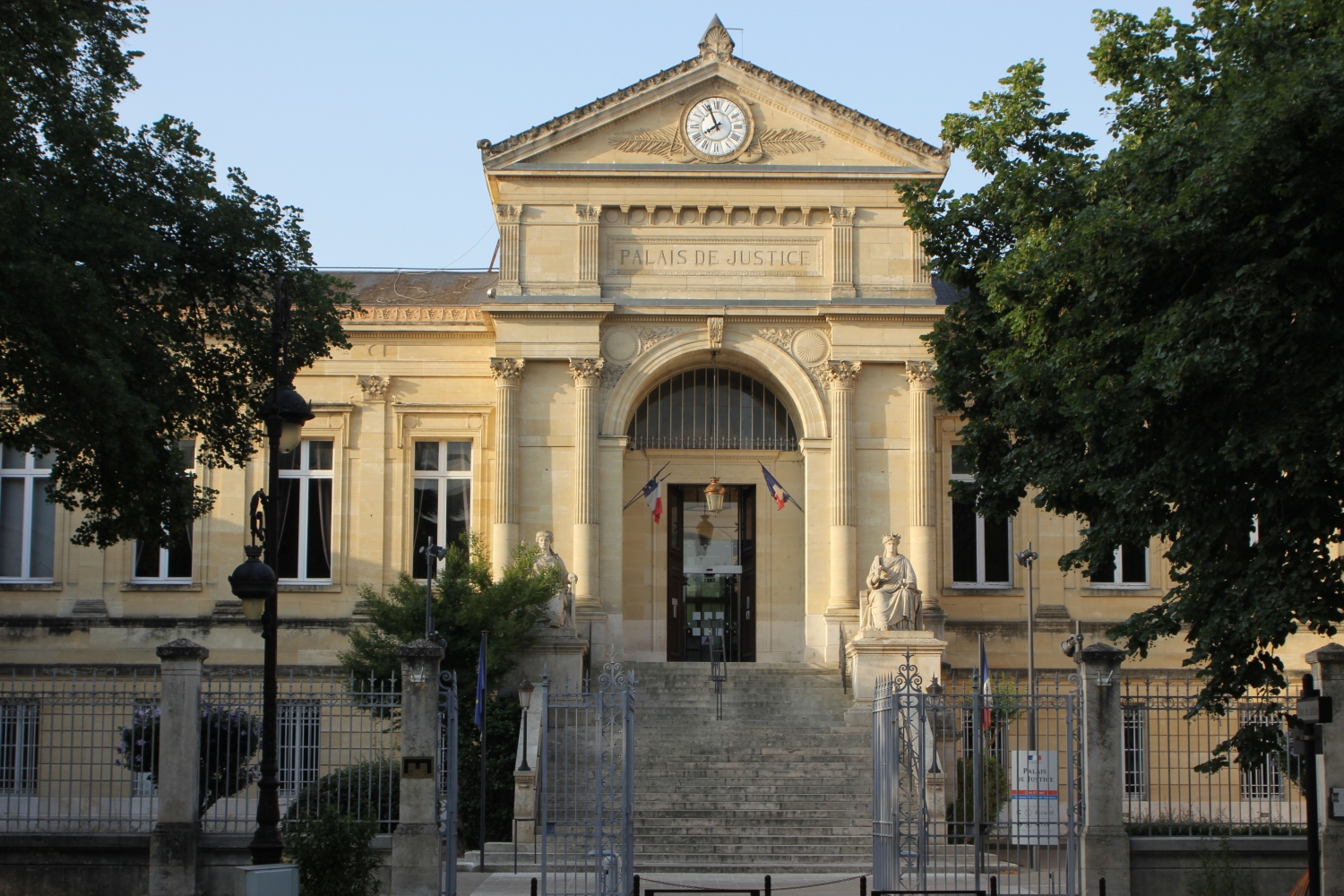 Communiqué Cour d'Appel d'AGEN - Articles de presse ayant pour objet la vente judiciaire d'une ferme située à Mauzevin-sur-Gupie